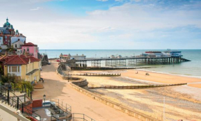 Stunning 4 bed with hot tub - walking distance to Cromer beach and town, Cromer